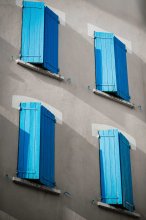 Светлые стены и бирюзовые ставни типичны для провансальских домов